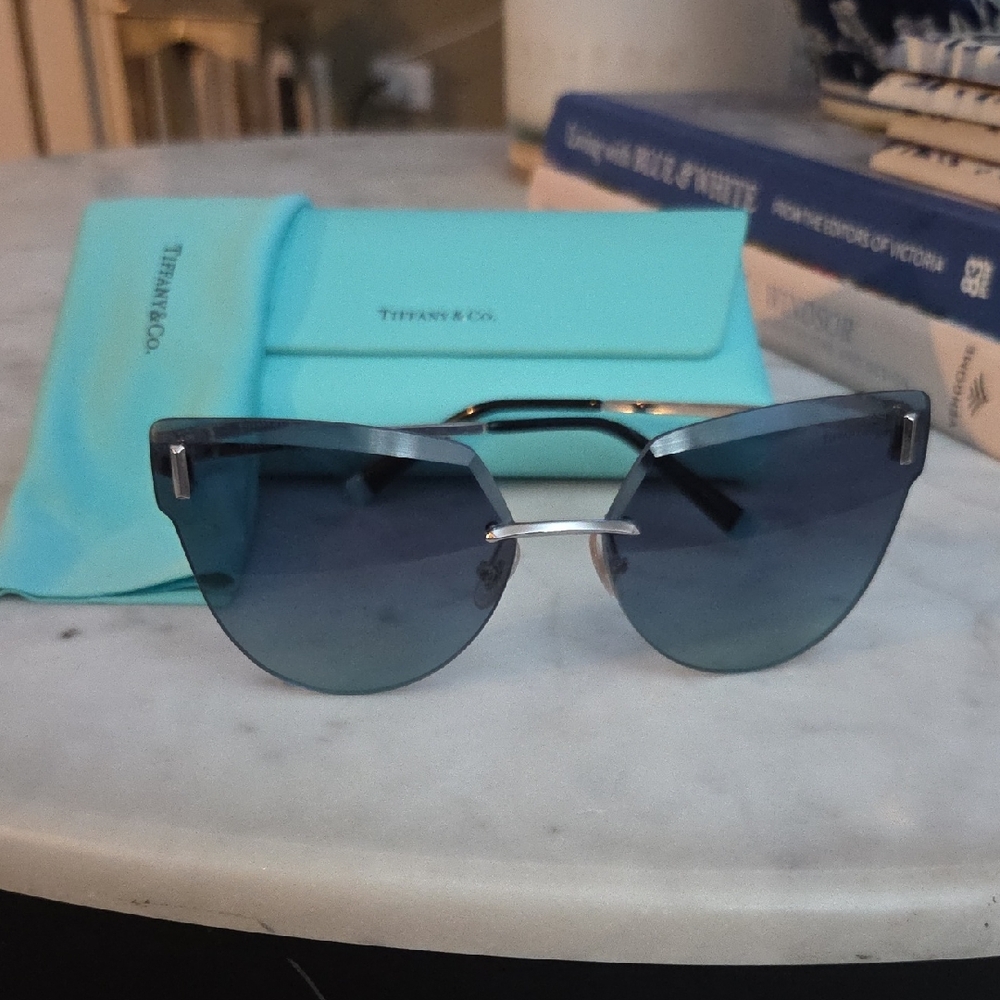 Tiffany & Co. Elegant Gradient Blue Sunglasses Cat Eye Sunglasses
